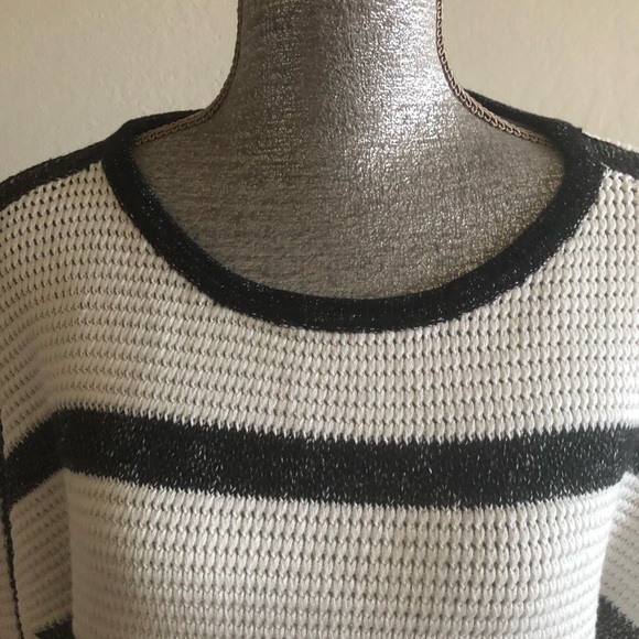 Roxy long sleeves stripes white and black stripes sweater size medium - Picture 10 of 10